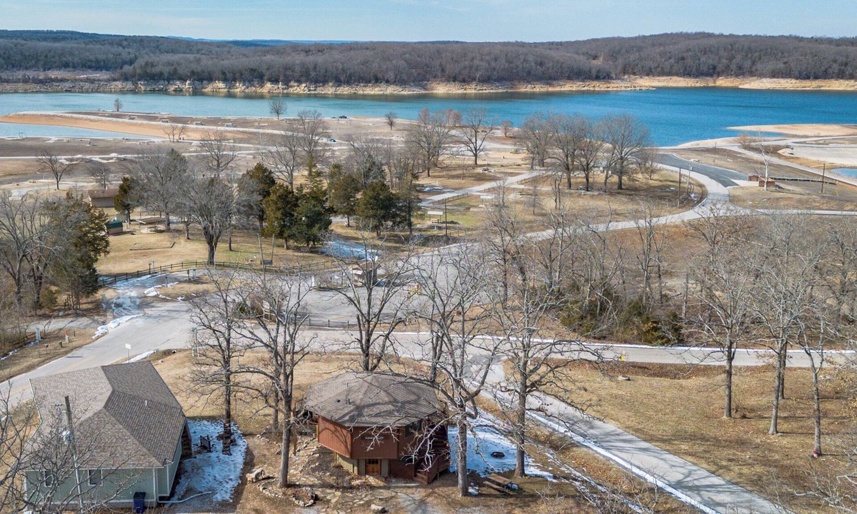 Diamond City House | Cozy Lake View Treehouse