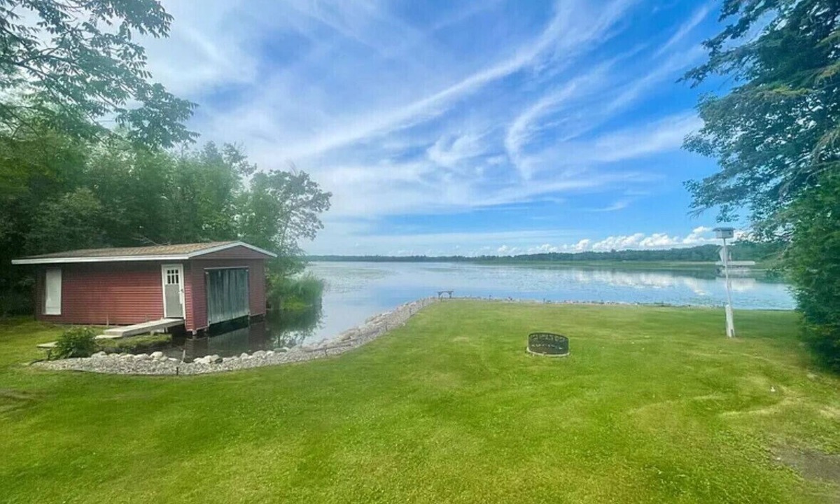 Garrison House | Cozy Lakefront Bungalow