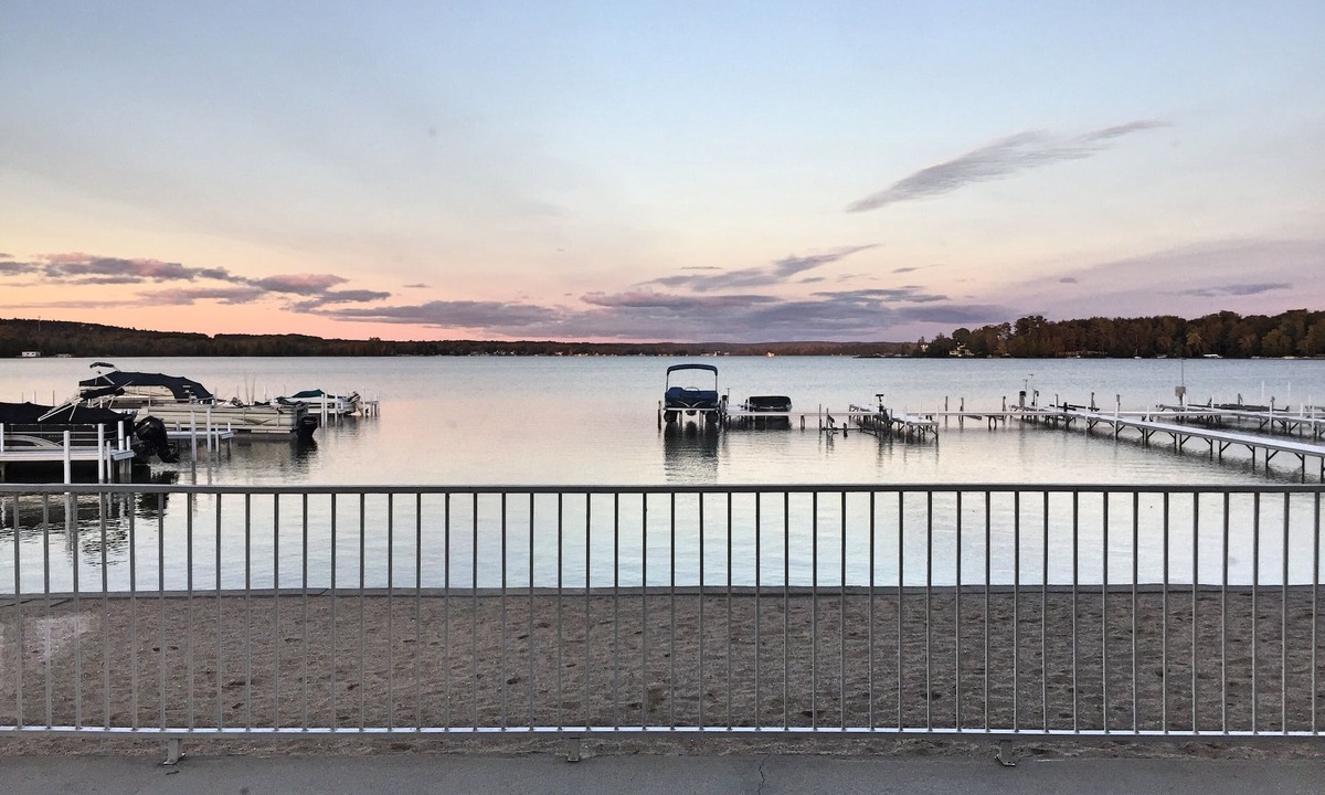 Conway Condo | Cozy Lakefront Condo with Beach - AMAZING Location!
