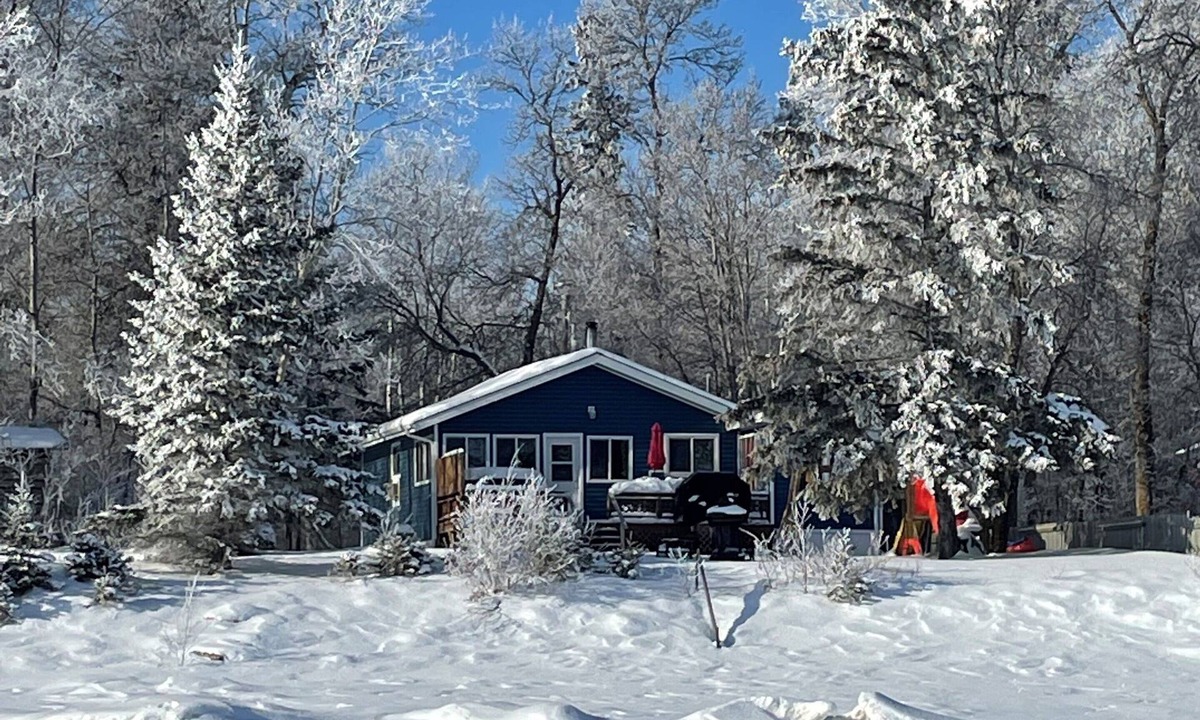 Arnes Cottage | Cozy Lakefront Cottage Summer Fun/Winter Adventures!