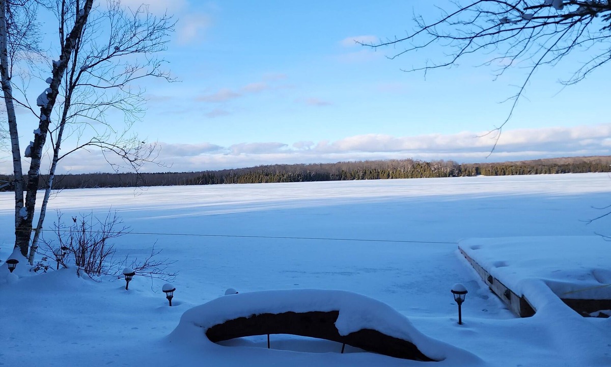 Georgian Bluffs House | Cozy lakefront cottage w/hottub for all your family relax.