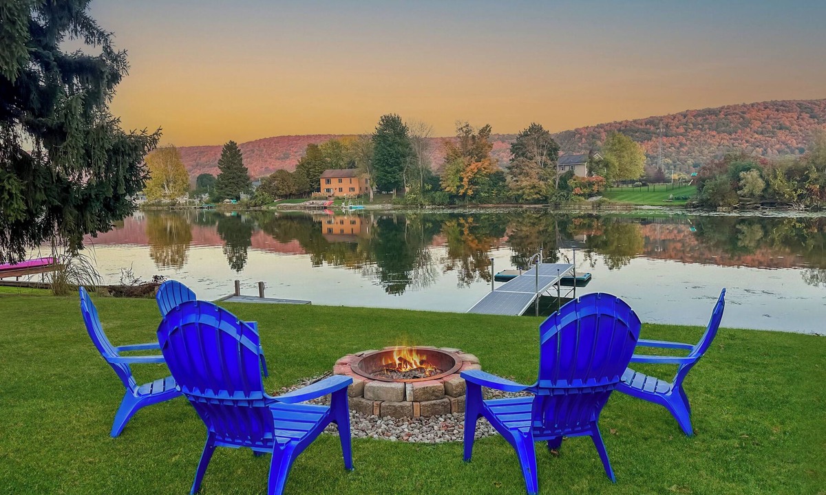 Homer Cottage | Cozy Lakefront Cottage w/Kayaks, Firepit, Views & Firepit!