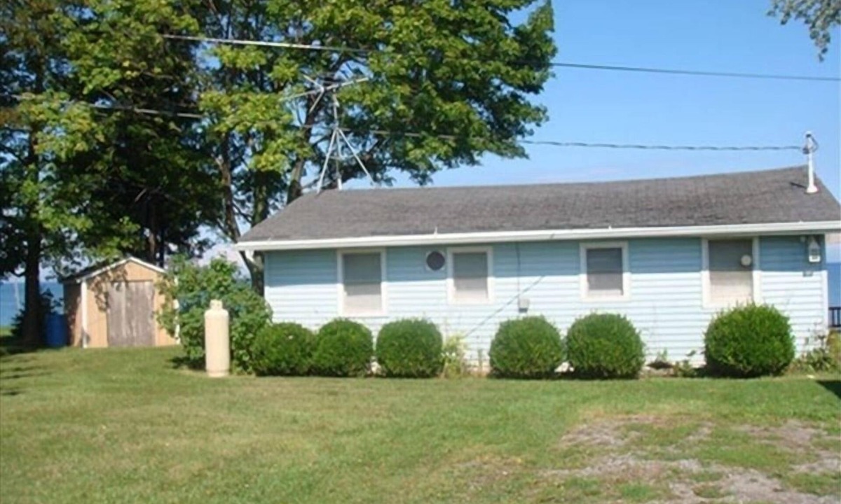 Town of Yates Cottage | Cozy Lakefront Cottage 60 Minutes from Niagara Falls