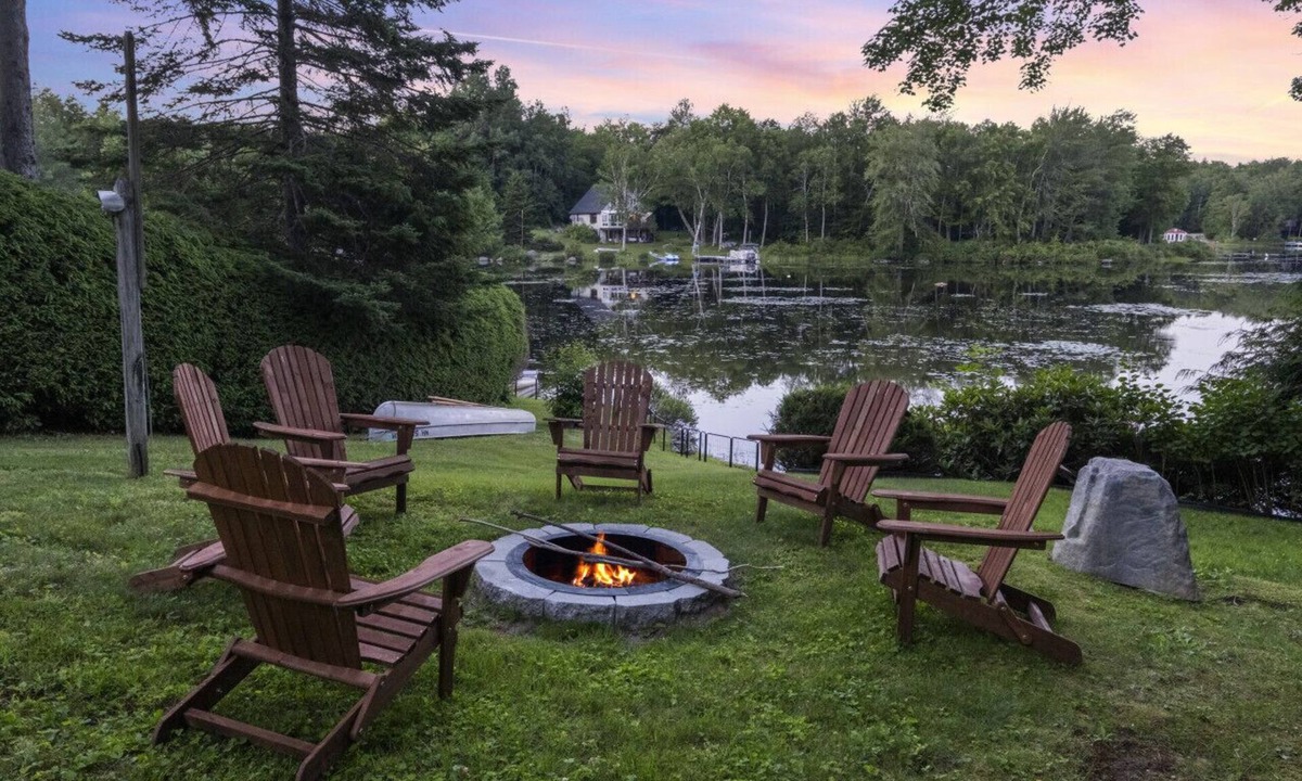 Washington House | Cozy Lakefront Cottage