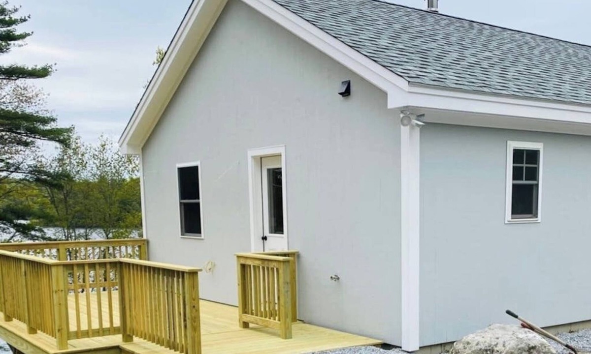 Newcastle Cabin | Cozy Lakefront Cottage with Stunning Views, Deck, BBQ Grill, and Outdoor Firepit