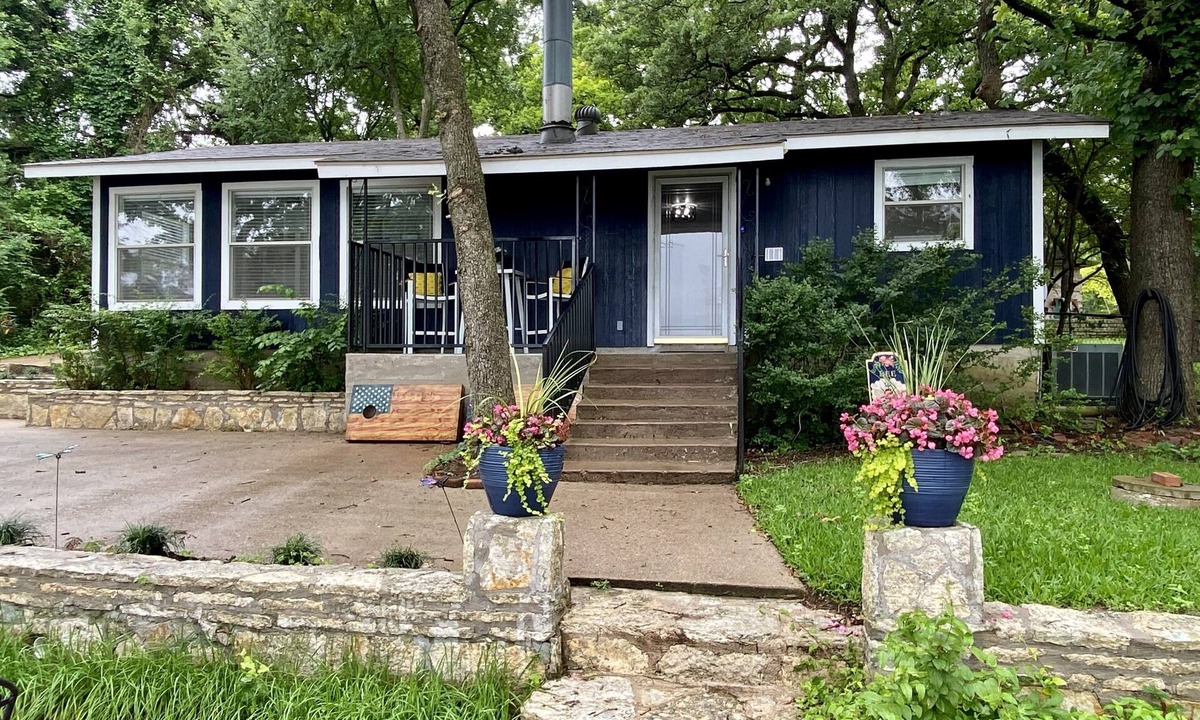 Azle House | Cozy Lakefront Cottage on Eagle Mountain Lake
