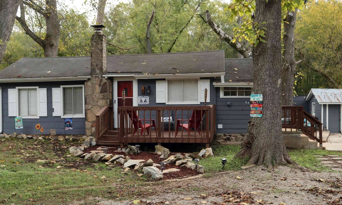 Branson Cottage | Cozy Lakefront Cottage in Branson