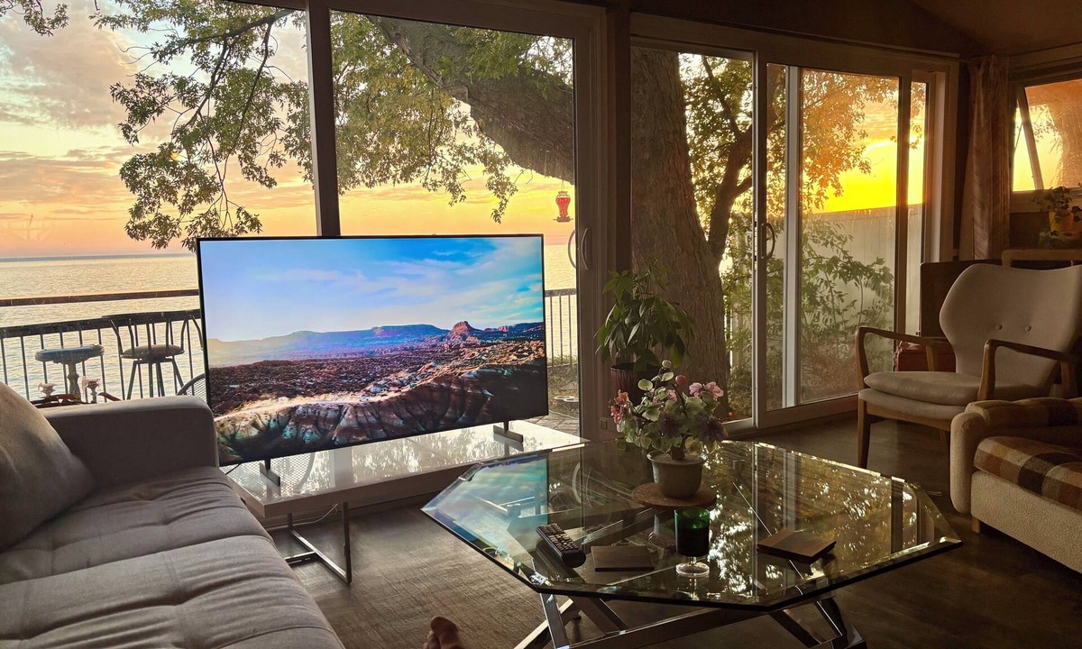 Lowbanks Villa | Cozy Lakefront Escape | Records, Board Games & Firepit