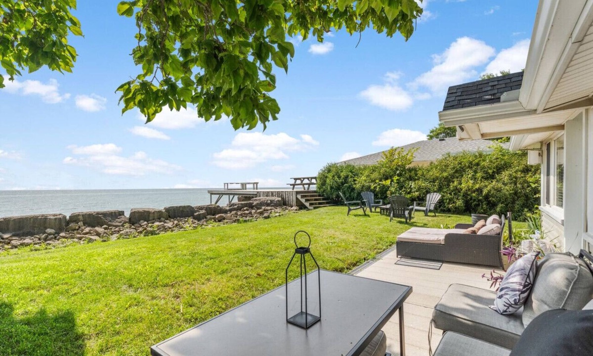 Leamington House | Cozy Lakefront Getaway with Firepit & Air-Doctor System