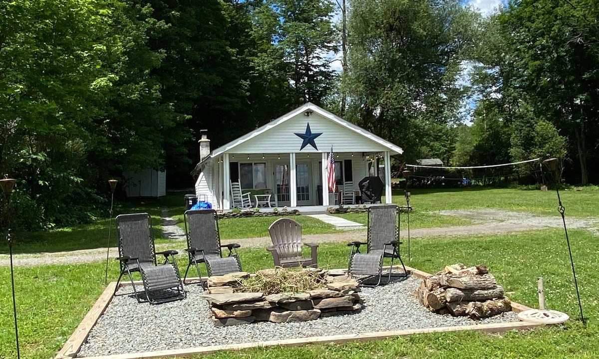 Union Dale Cottage | Cozy Lakefront Getaway