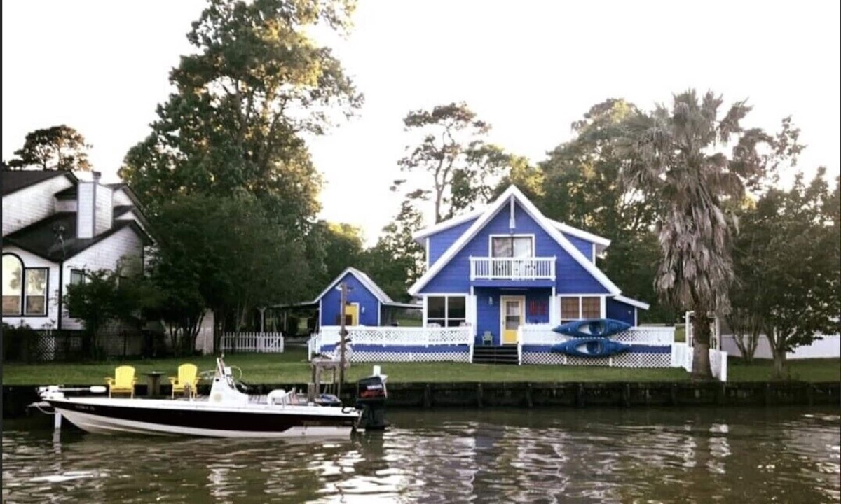 Pointblank Cabin | Cozy Lakefront Getaway On Lake Livingston. No Pets Allowed