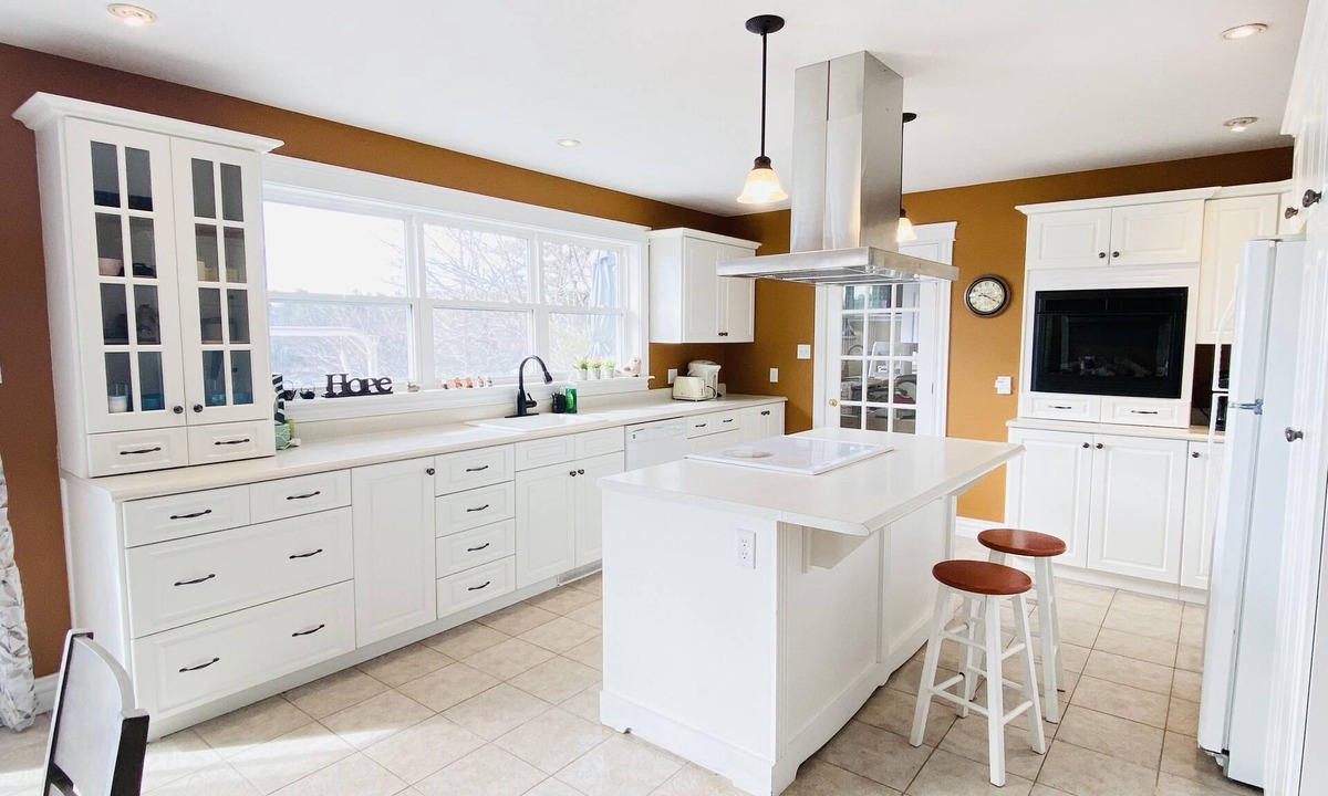 Bedford House | Cozy Lakefront House in Bedford