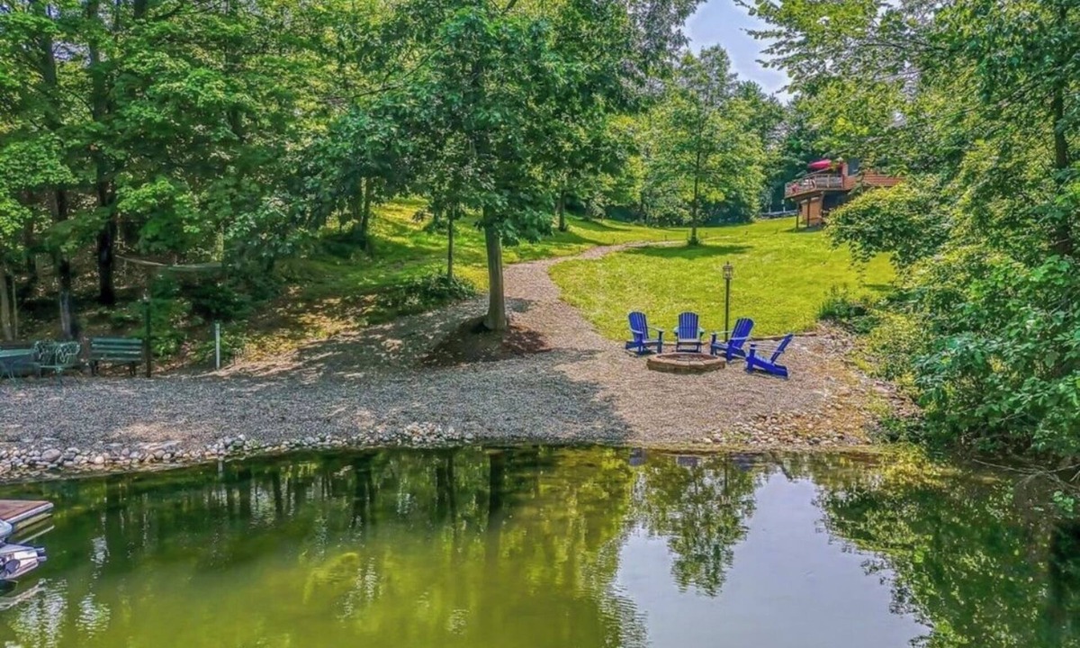 Athens Cabin | Cozy Lakeside Cabin - Family Friendly!