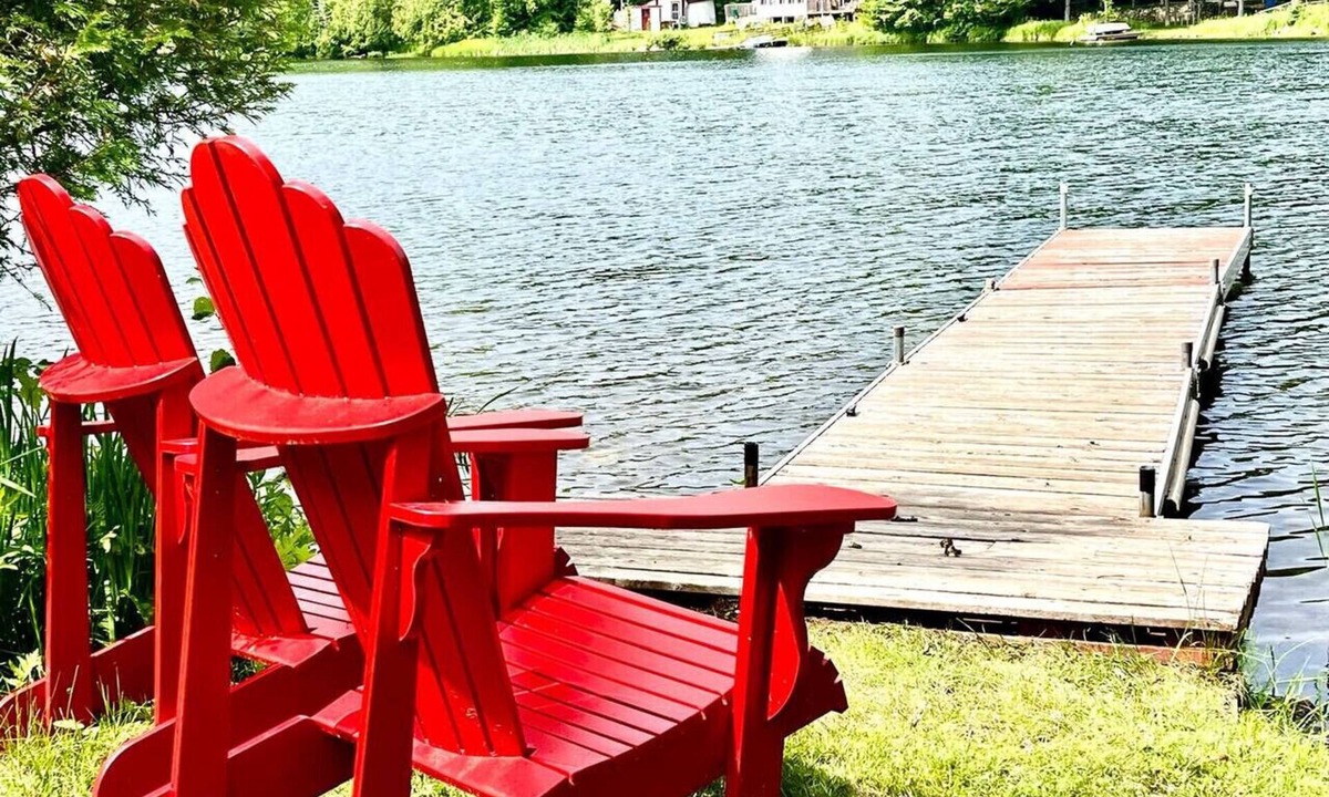 Val-des-Monts Cottage | Cozy Lakeside Cottage