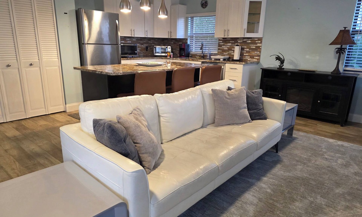 Lake Park House | Cozy Lakeside Lagoon w/Pool - Your Comfortable Lakefront Gateway!