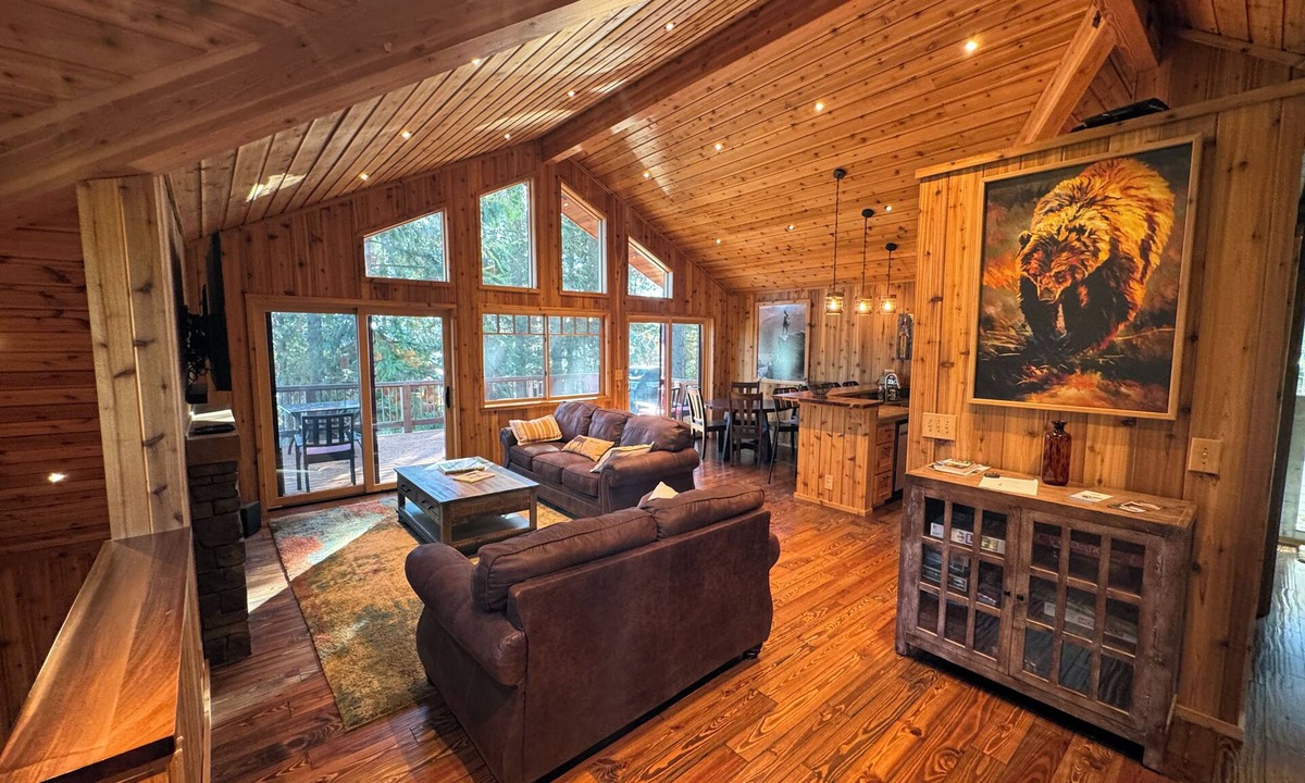 Priest River Cabin | Cozy Lakeside Winter Cabin, Pet Friendly, Cedar Hot Tub with Moonrise Views