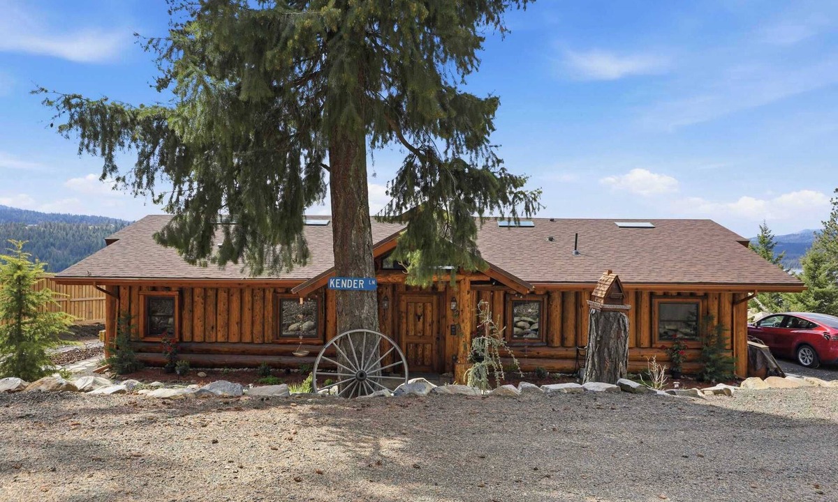 Harrison House | Cozy Lakeview Log Cabin