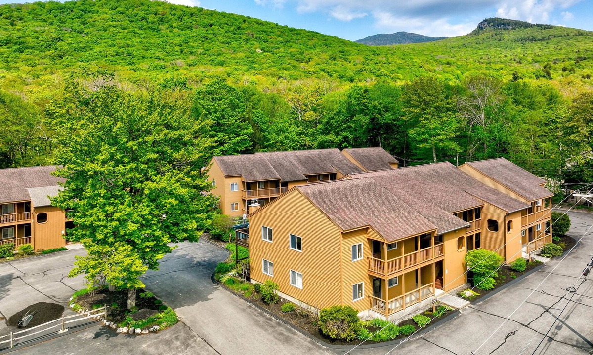 Lincoln Condo | Cozy Lincoln Condo w/ Seasonal Pool Access!