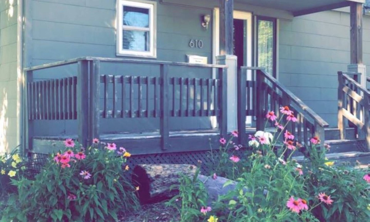 Spirit Lake Cottage | Cozy little home is a quiet neighborhood.