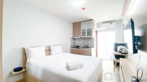Depok Apartment | Cozy Living and Homey Studio Room Cinere Resort Apartment By Travelio