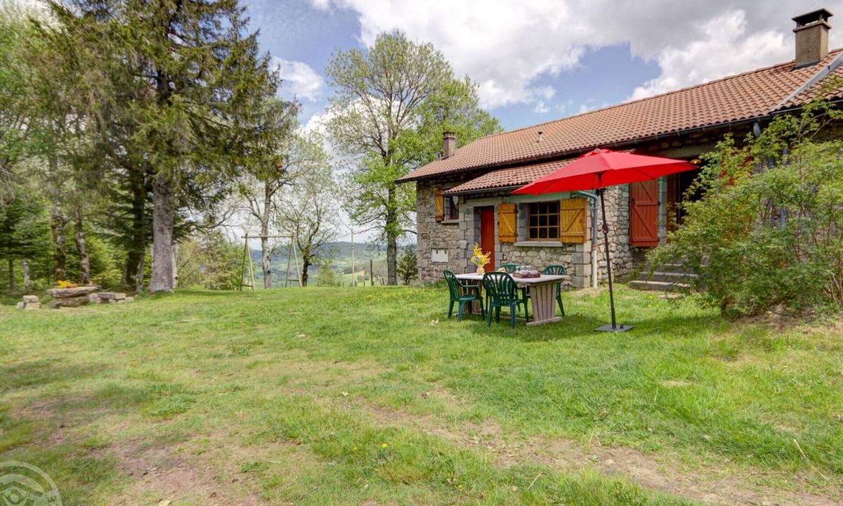 Chalmazel-Jeansagniere Cottage | Cozy lodging for 6 near slopes, pets allowed