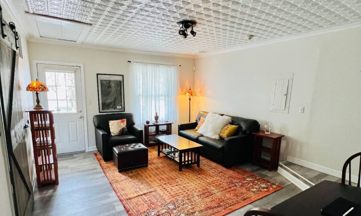 Kingston Apartment | Cozy loft apartment in Stockade district walk to restaurants & bars AC & WiFi