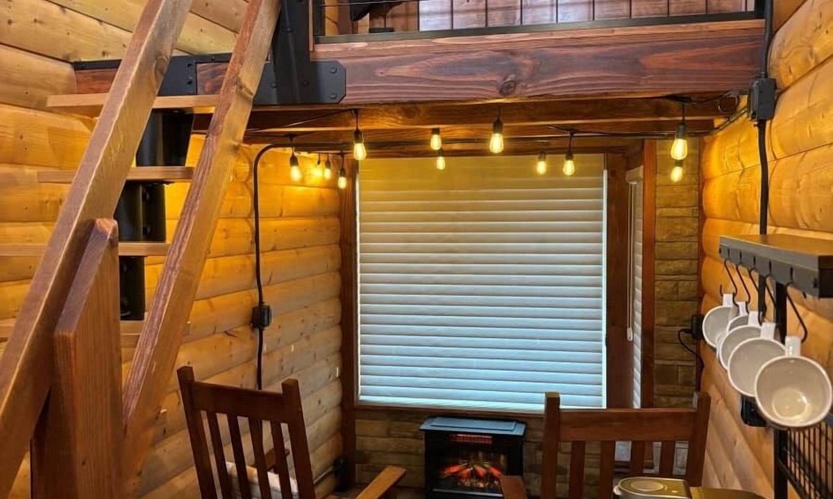 Sabetha Apartment | Cozy Loft Cabin
