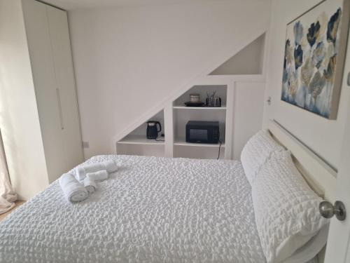 Luton House | Cozy loft double bedroom
