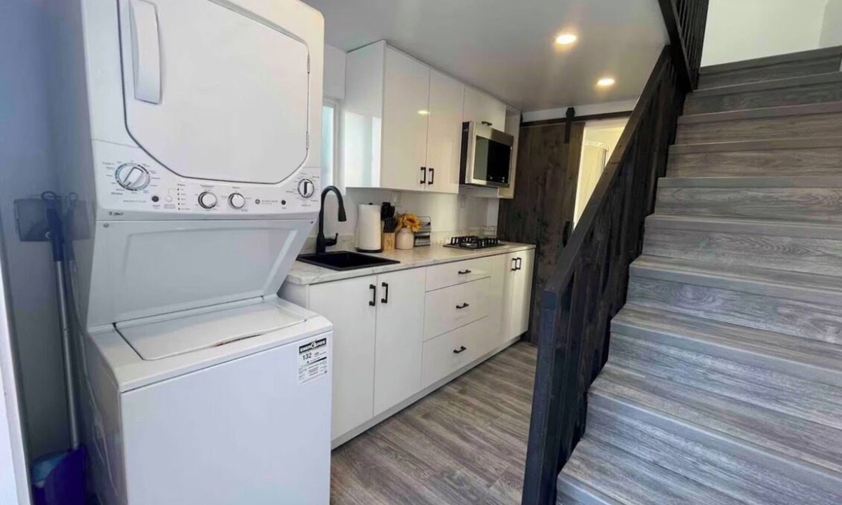 Canoga Park Apartment | Cozy Loft for Solo Stay Workspace at West Hills and private internet modem