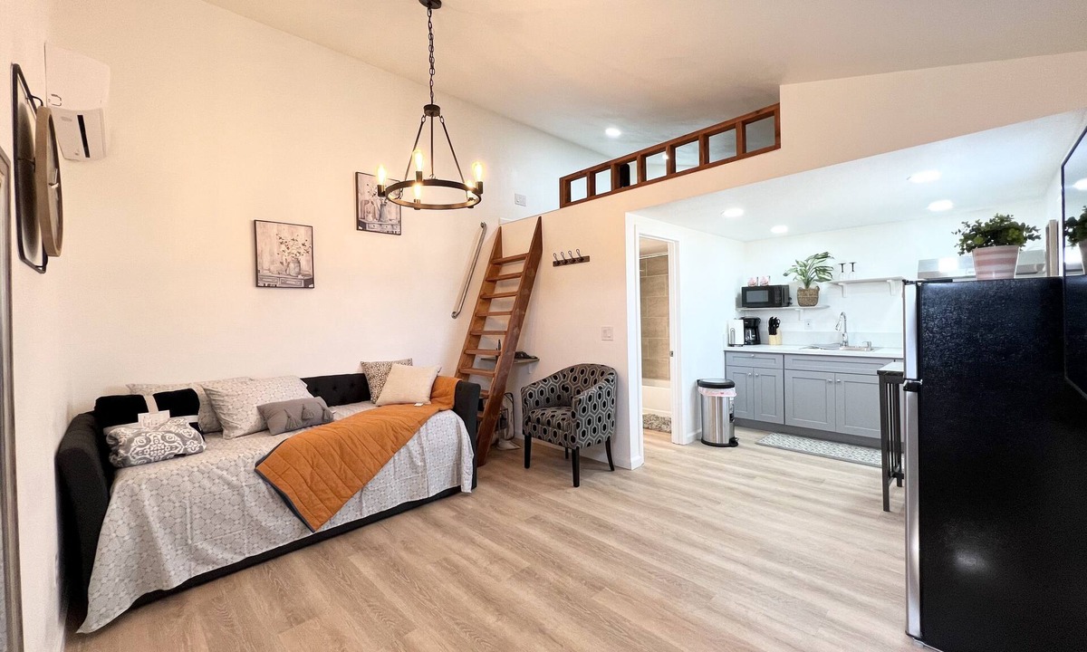 Quartz Hill House | Cozy Loft Studio Getaway