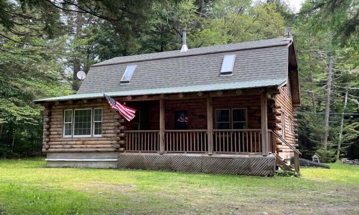 West Halifax Cabin | Cozy Log Cabin - Dog Friendly