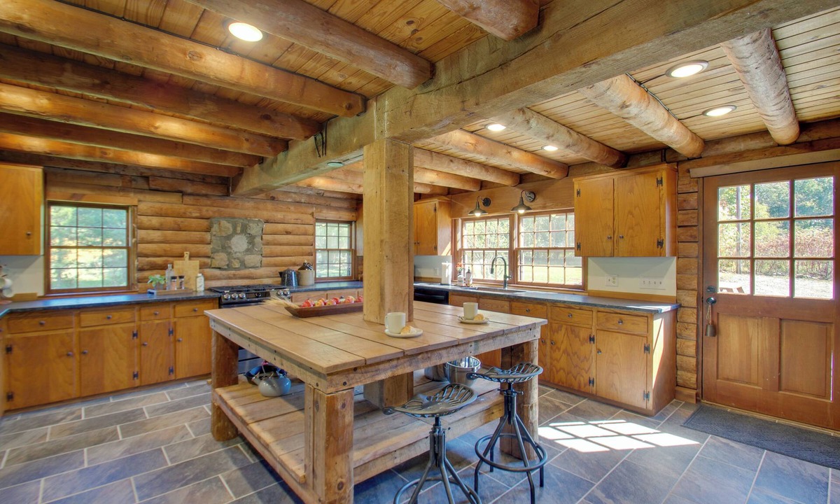 Ruckersville Cottage | Cozy Log Cabin Getaway w/Fire Pit + 3 Acres!