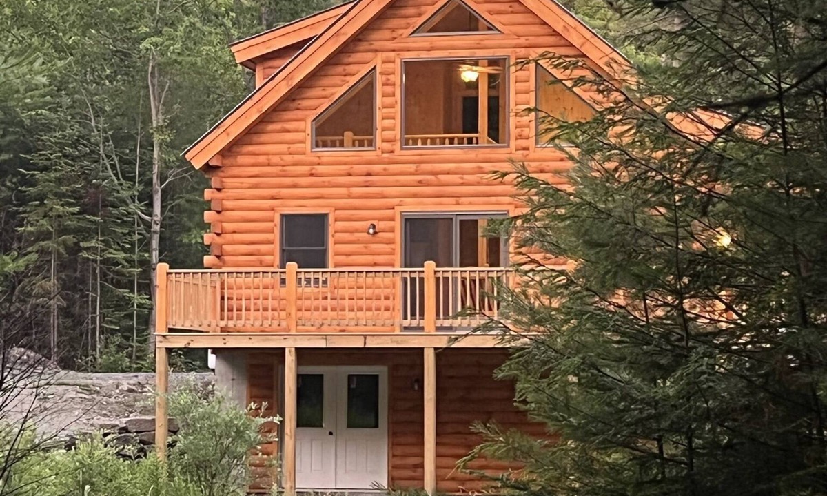 Post Mills Cabin | Cozy Log Cabin Getaway