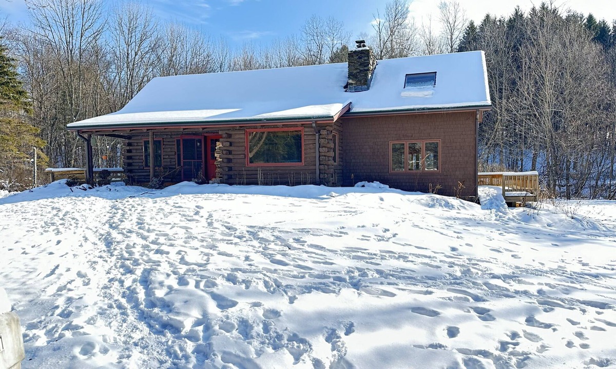 Stowe Hollow Cabin | Cozy Log Cabin in Stowe!
