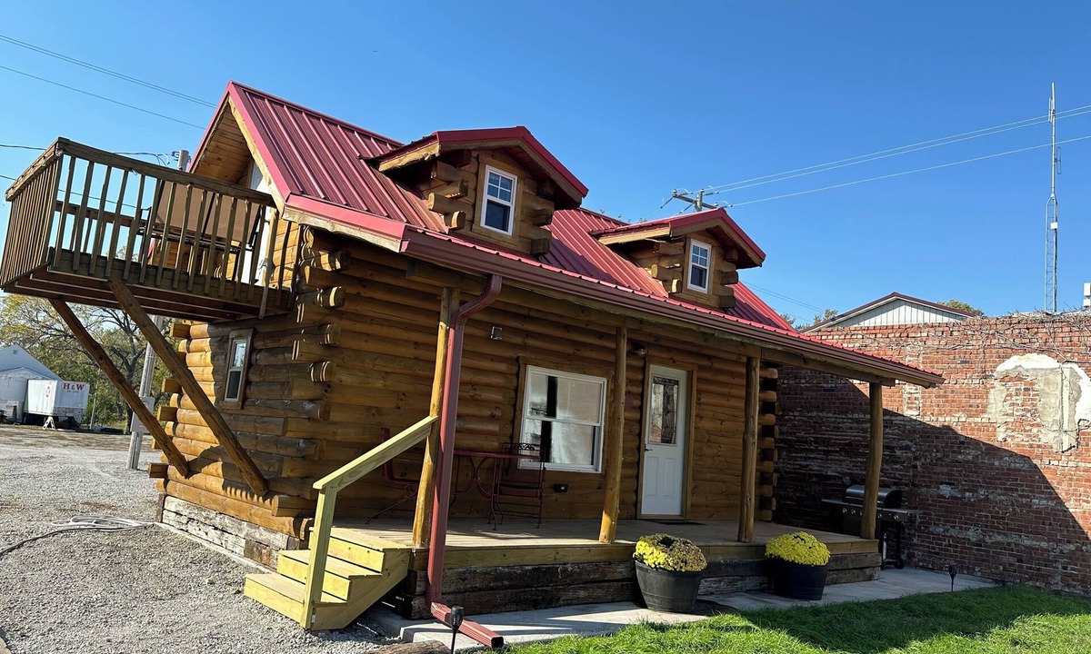 Moravia Cabin | Cozy log cabin located in downtown Moravia, Iowa.