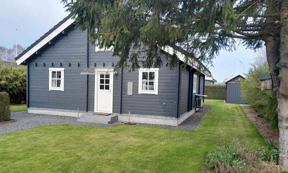 Strøby Ladeplads House | Cozy log cabin near beach and forest