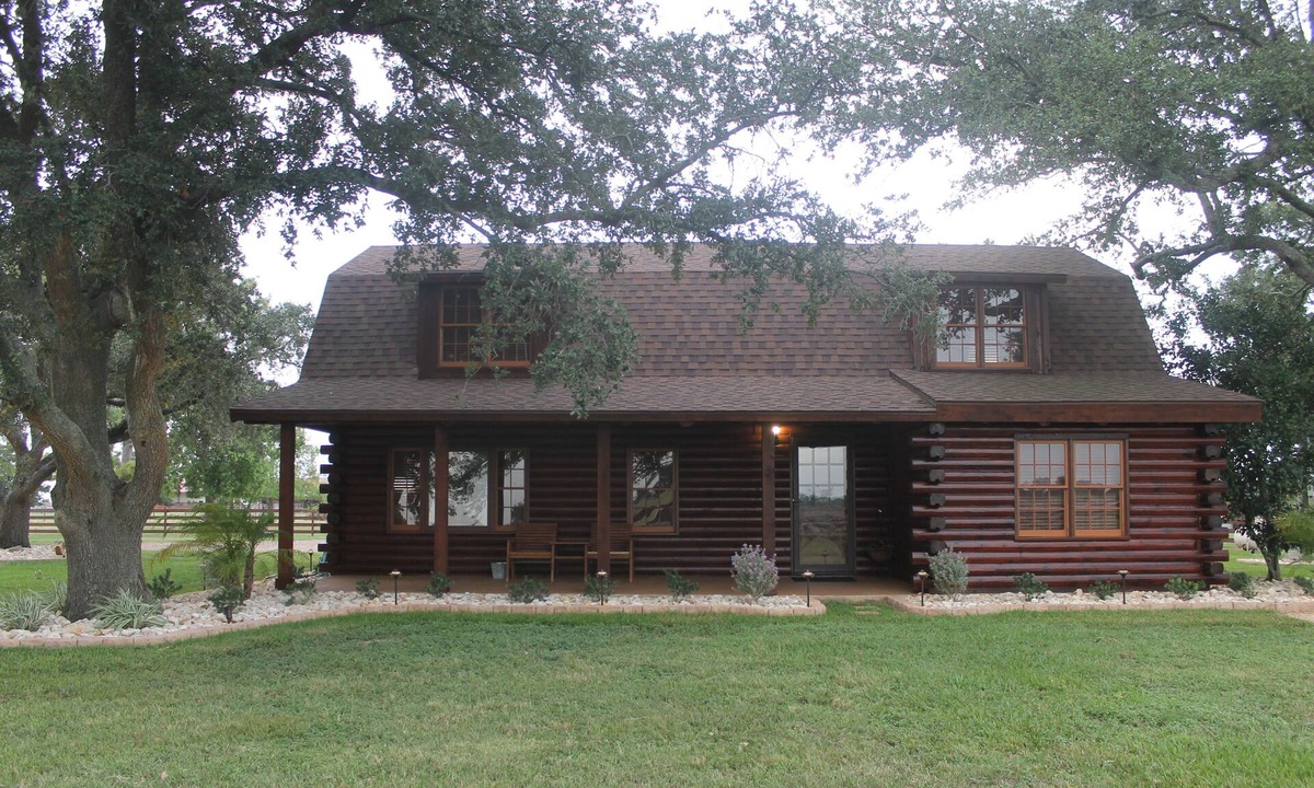 Needville Cabin | Cozy log cabin on 80 acre Homestead.