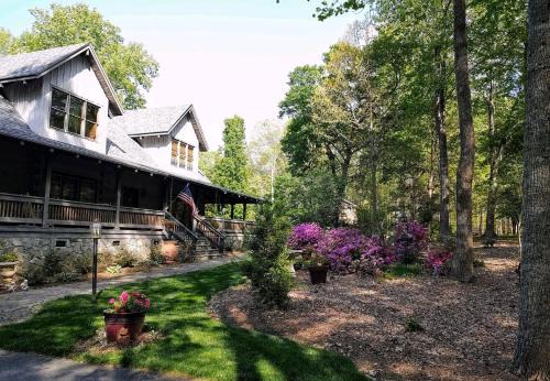 Oak Ridge House | Cozy Log Cabin Suite
