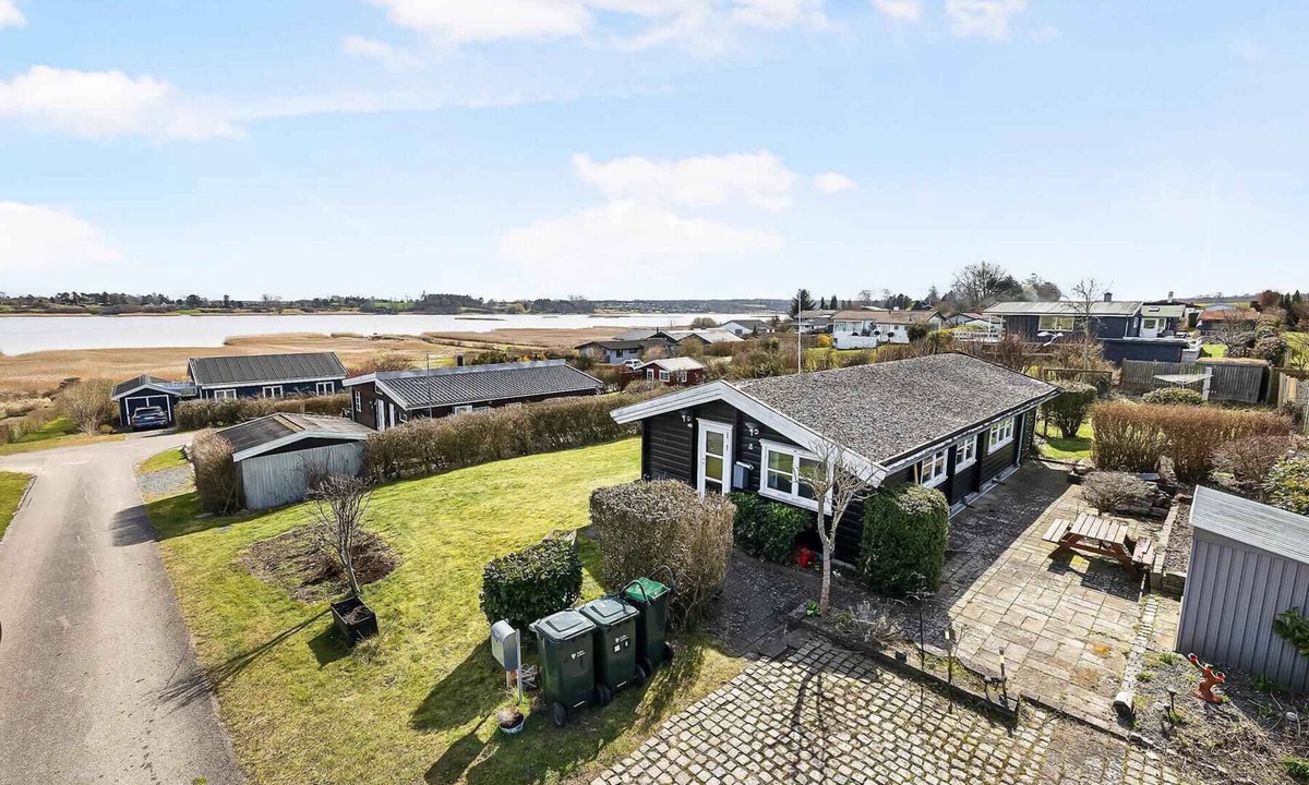 Kirke Saaby House | Cozy log cabin with a view of the water