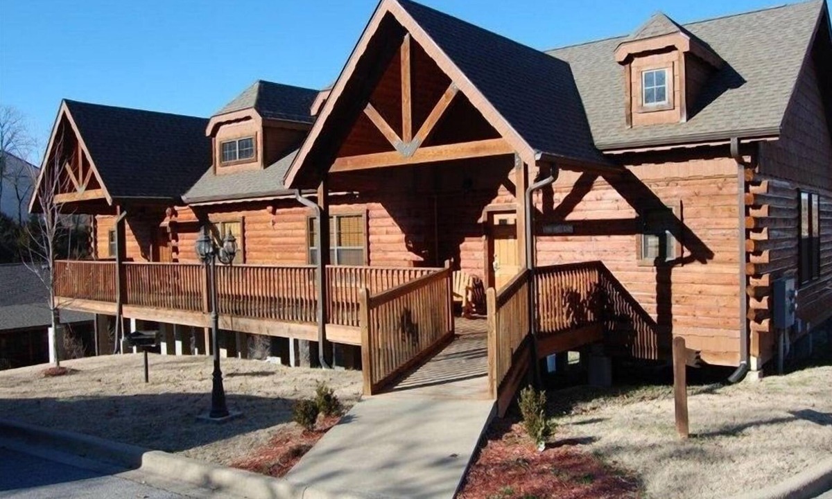 Branson Theater District Cabin | Cozy Log Cabin1 Level - Great for Summer Families - 2 Masters
