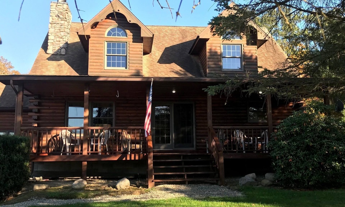 Girard House | Cozy Log Home