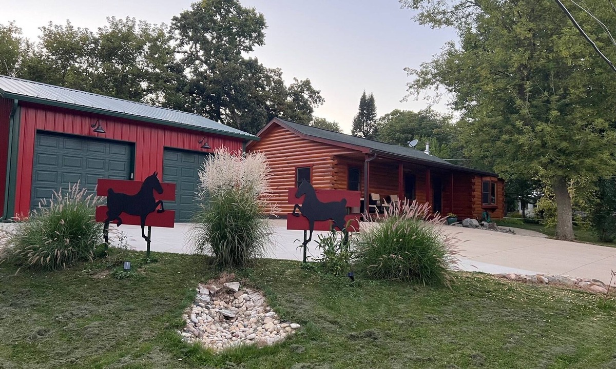 Como Cabin | Cozy Log Home