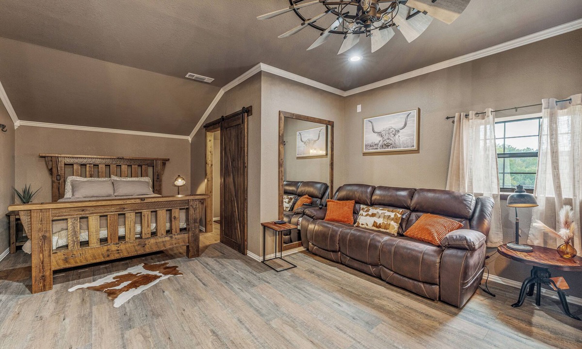 Dennis Cabin | Cozy Longhorn Suite on the River