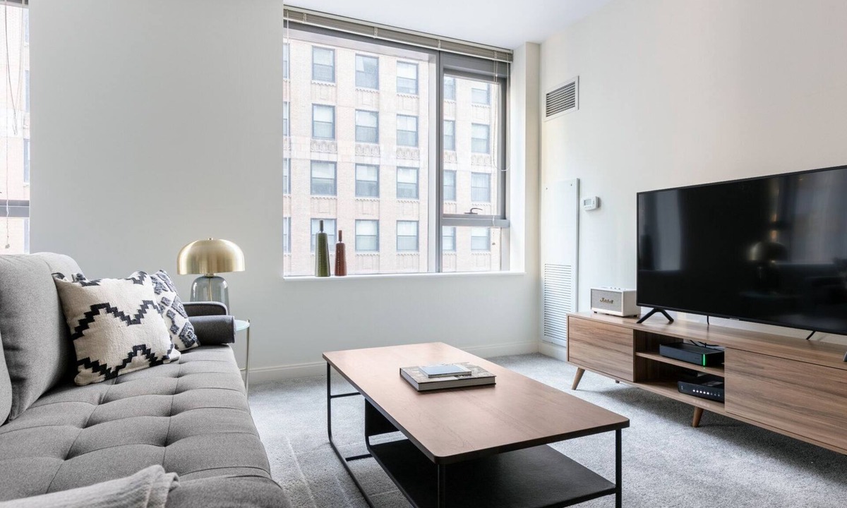 Downtown Chicago Apartment | Cozy Loop 1BR w/Pool, Gym, nr. Merchandise Mart & L, by Blueground
