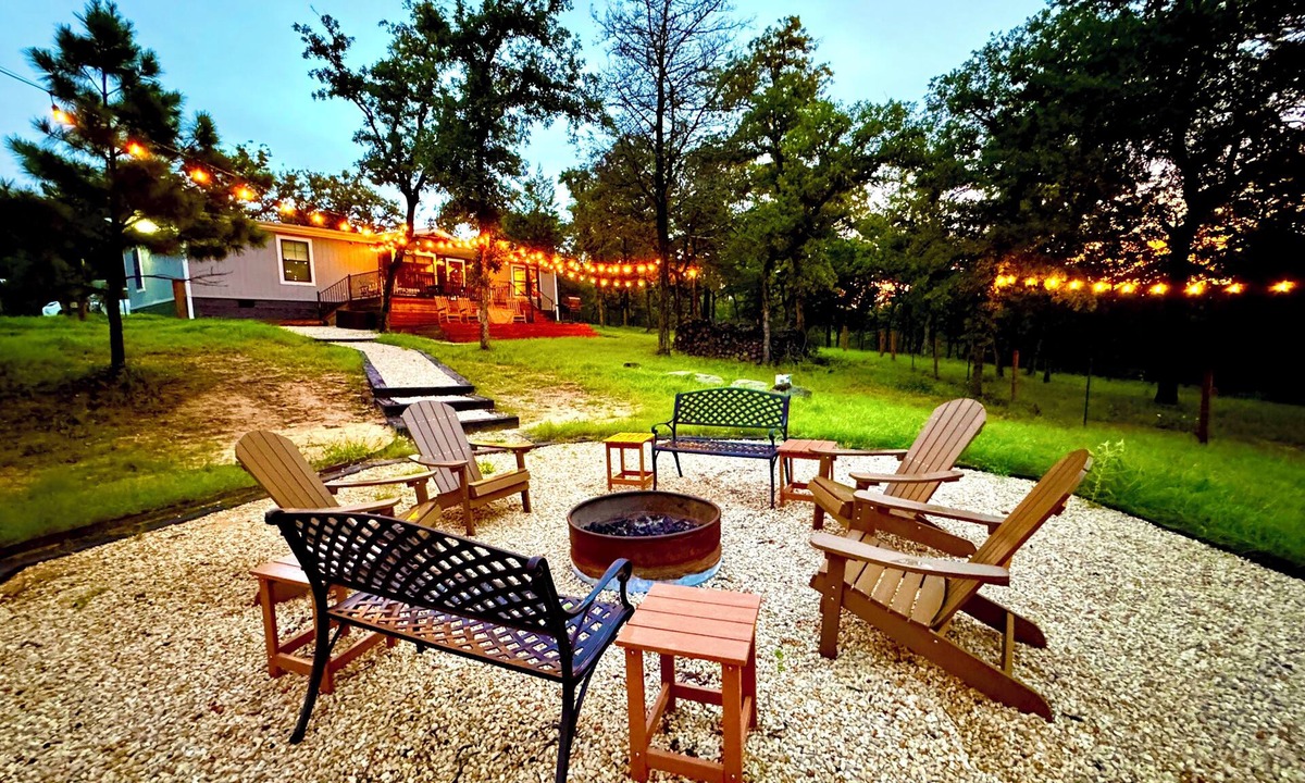 Red Rock Cabin | Cozy Lost Pines Cabin - 15 Acres, Hiking, Campfires, Bastrop, COTA, BBQ