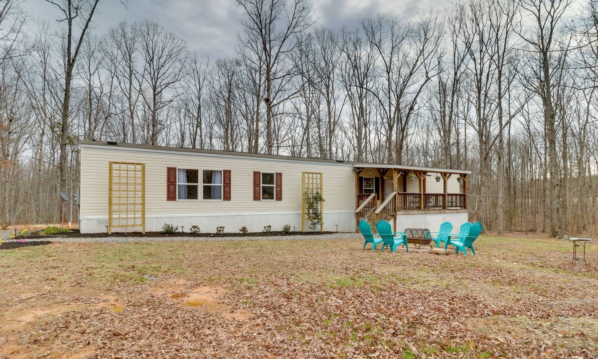 Louisa Cottage | Cozy Louisa Cottage Stay w/ Fire Pit!