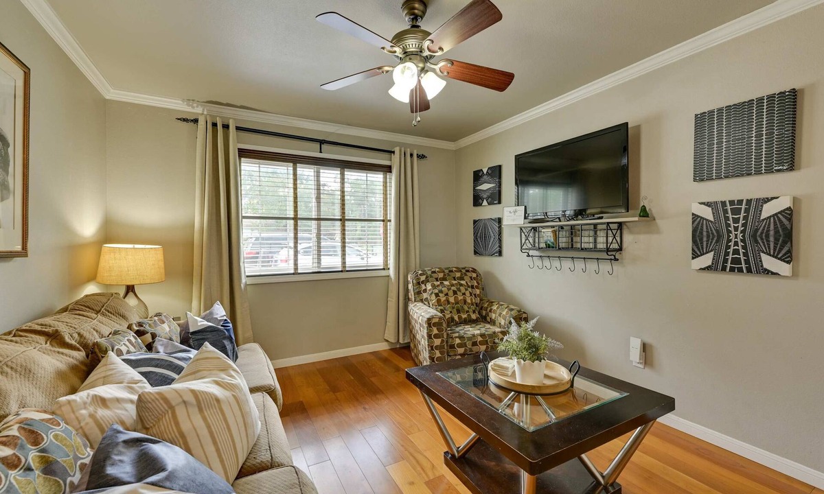 Nacogdoches Apartment | Cozy Luxe 2BR by SFA | Pet-Friendly + Laundry