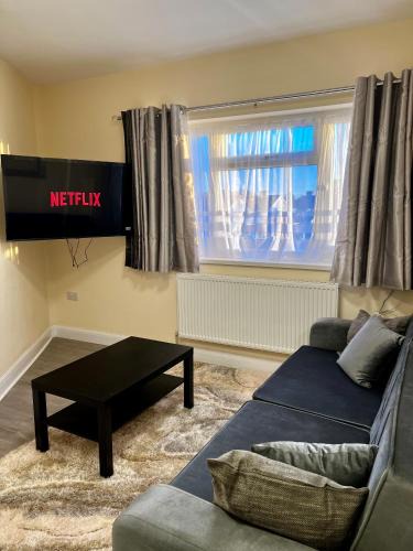 Feltham North Apartment | Cozy Luxurious Flat near LHR