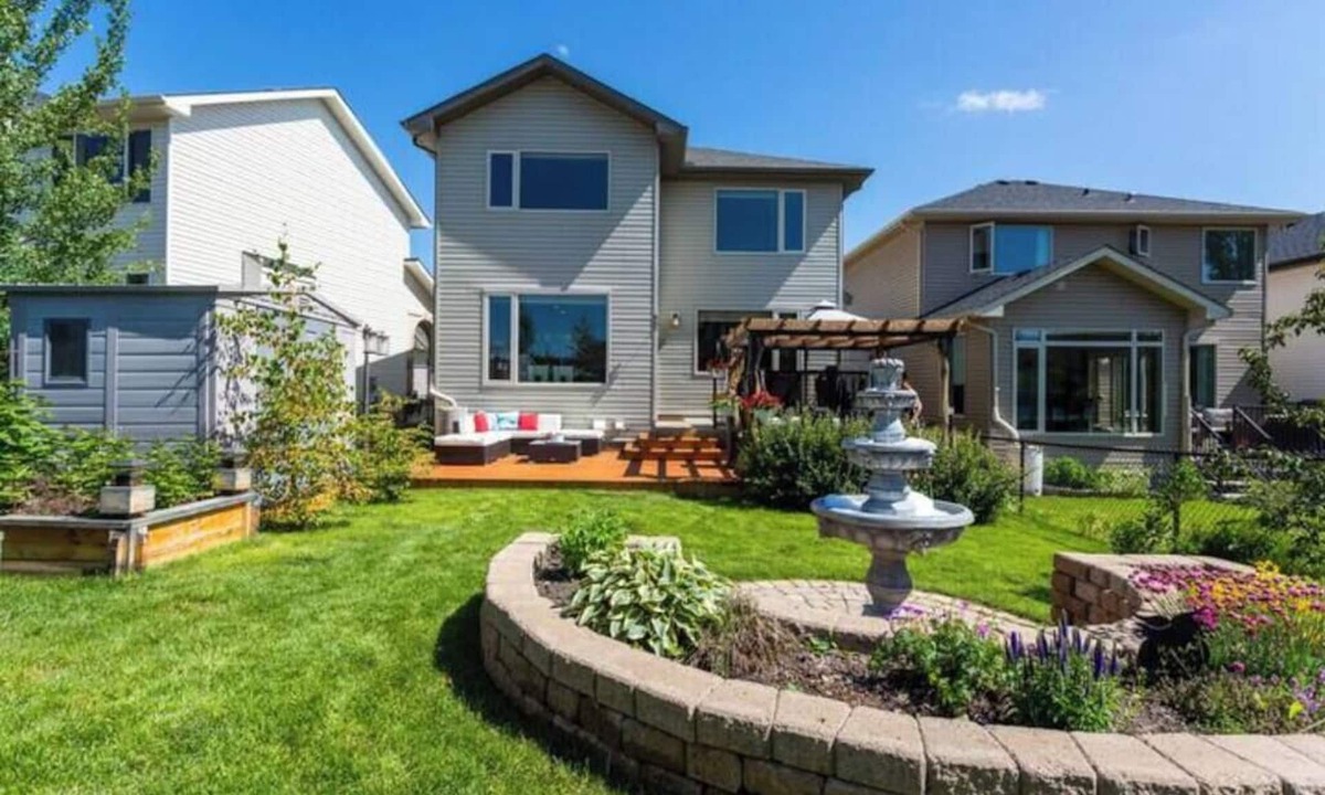 Cochrane House | Cozy & Luxurious Ridge Home - Pet Friendly