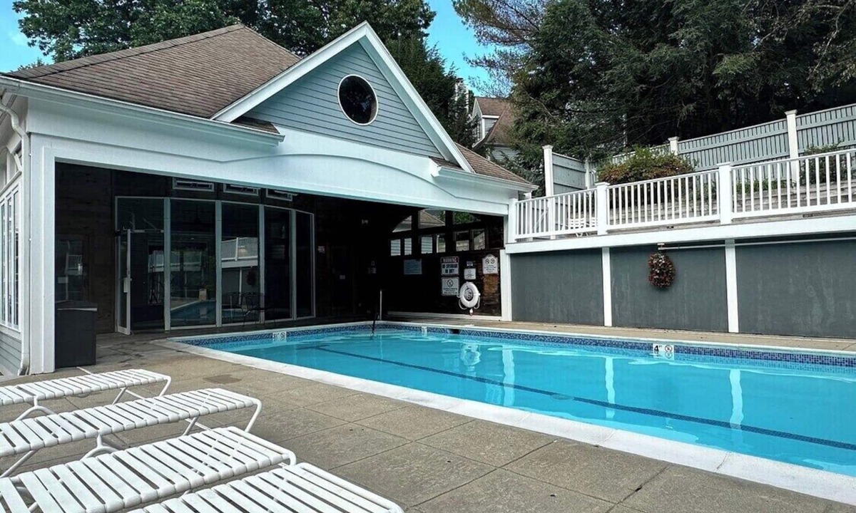 Norwich Villa | Cozy luxury studio overlooking golf grounds close to Mohegan Sun